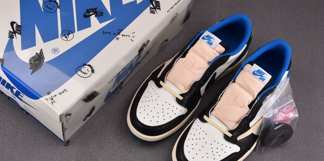 Jordan 1 Retro Low OG SP Fragment x Travis Scott