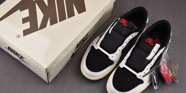 JORDAN 1 LOW TRAVIS SCOTT