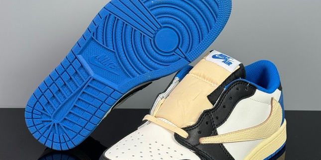 Jordan 1 Retro Low OG SP Fragment x Travis Scott