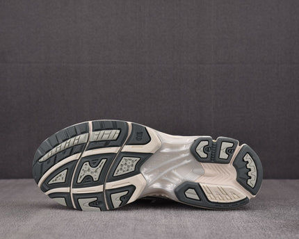 ASICS GEL-Kinsei White Gold Athletic Running Shoes